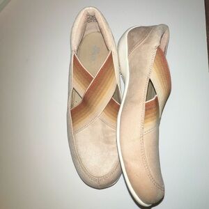 Ros Hommerson Clever Cream Cross Slip On Flat Shoes Size 8N Stretch Comfort